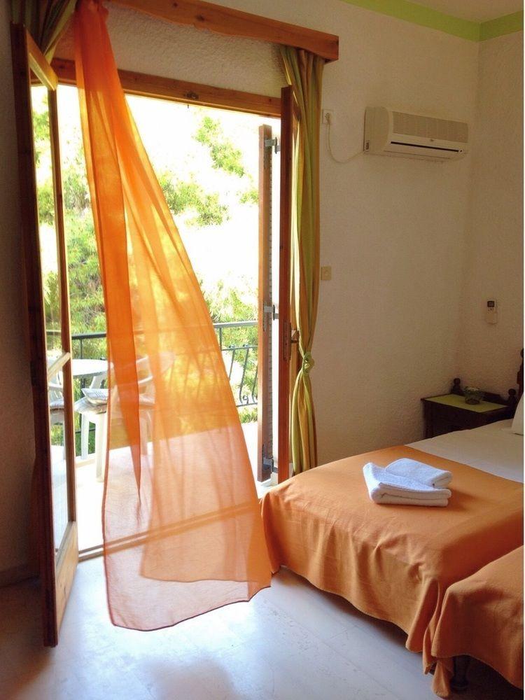 Artemis Rooms Agia Marina  Bagian luar foto
